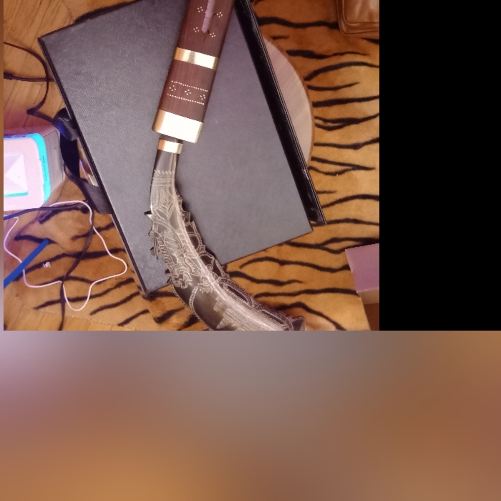 THIS IS A VINTAGE ASIAN 1990s Asian sword